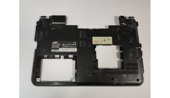Нижня частина корпуса для ноутбука Samsung X520, NP-X520, 15.6", BA75-02299A, BA81-07572A, Б/В. Є незначне пошкодження на решітці радіатора  (фото), та зламана частина корпуса (фото).