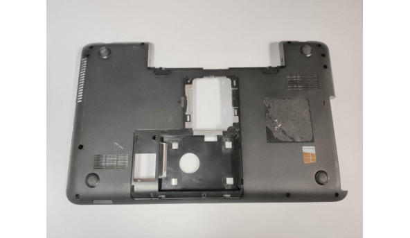 Нижня частина корпуса для ноутбука Toshiba Satellite C850, 15.6", 13N0-ZWA0302, Б/В. Є зламане кріплення (фото).