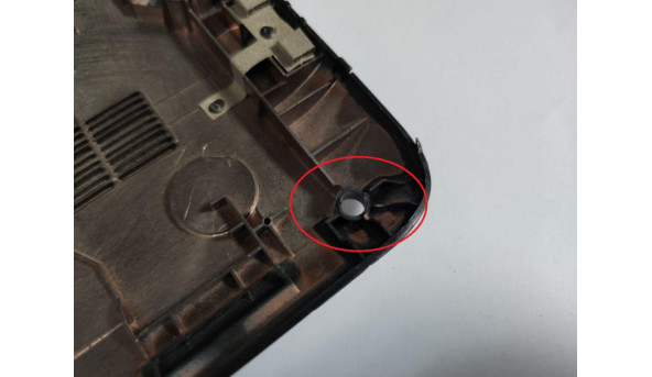 Нижня частина корпуса для ноутбука Toshiba Satellite C850, 15.6", 13N0-ZWA0302, Б/В. Є зламане кріплення (фото).