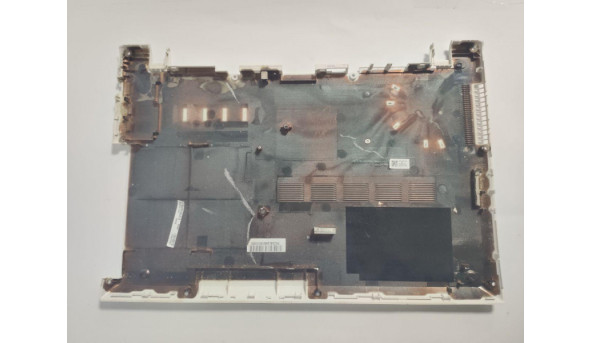 Нижня частина корпуса для ноутбука Toshiba Satellite L50D-C-16Z, 15.6", A000391690, EABLQ01104A, Б/В. В хорошому стані. Має незначну тріщину на решітці (фото). - 320016