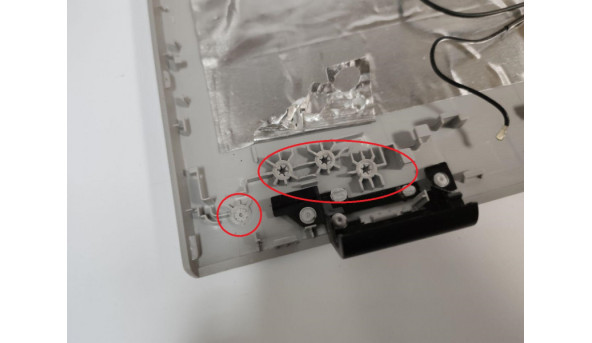 Кришка матриці  для ноутбука DELL Inspiron 17 5758, 17.3", AP1AS000800, CN-0XXX20, Б/В. Є подряпини. Зламані зліва кріплення (фото), та є тріщина (фото).