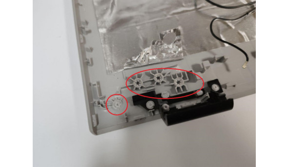 Кришка матриці для ноутбука DELL Inspiron 17 5758, 17.3", AP1AS000800, CN-0XXX20, Б/В. Є подряпини. Зламані зліва кріплення (фото), та є тріщина (фото). - 320038