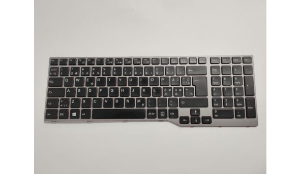 Клавіатура для ноутбука Fujitsu Lifebook E754, 15.6", б/в. Має одне зламане кріплення (фото). Клавіатура тестована, робоча.